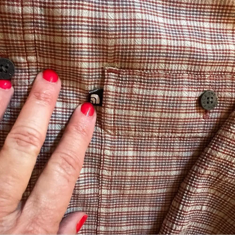 The North Face Plaid Button Down Shirt with Slightly Textured Fabric. Sz M.
